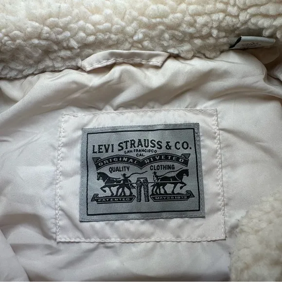 Levi's Women’s Cream Sherpa Ex Boyfriend Trucker Snap/Zip Closure Jacket- Medium